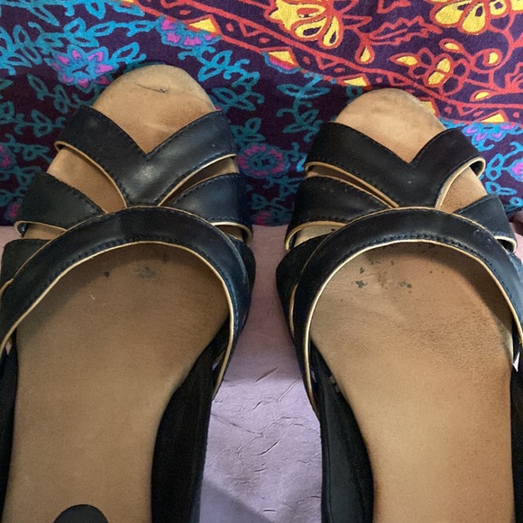 Size 8.5 (I believe) Aerosole Leather Open Toe Pumps w Wooden Heel - Picture 5 of 12